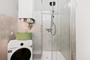 eine Dusche im Bad mit einer Waschmaschine in der Unterkunft PF04 Großzügiges City Apartment für Monteure - LS Crew Comfort DIE Adresse für Monteure in Pforzheim + 1 Foto