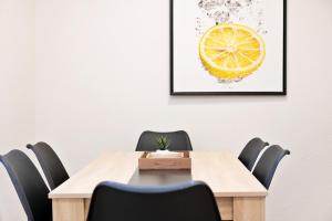ein Esszimmer mit einem Tisch und einem Bild einer Zitrone in der Unterkunft PF04 Großzügiges City Apartment für Monteure - LS Crew Comfort DIE Adresse für Monteure in Pforzheim