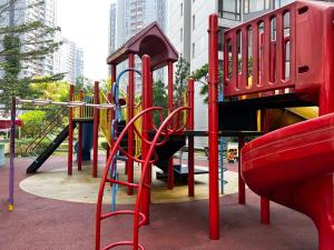 Herní místnost nebo prostor pro děti v ubytování Large and Strategic Rasuna Apt 3BR with WiFi &Pool