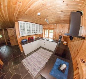einen Blick über eine Küche in einem Blockhaus in der Unterkunft Viking Cabins - MIT FabLab - Solvik in Kvalvik