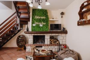 a living room with a fireplace and a tv at Arcinazzohouse in Canterano
