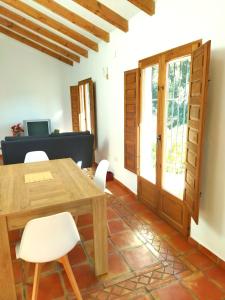 アラウリン・エル・グランデにあるLa terrazaのテーブルと白い椅子のあるダイニングルーム