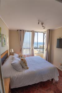 Postel nebo postele na pokoji v ubytování Reñaca en primera linea,terraza panoramica acceso directo a la playa + 17 fotografií