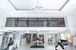 バンコクにあるBed By City Hotelの天井に吊るされたシャンデリアのある建物