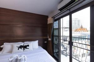 バンコクにあるBed By City Hotelのベッドと大きな窓のある寝室 +151枚の写真