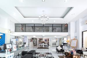 バンコクにあるBed By City Hotelのリビングルーム(天井にシャンデリア付)