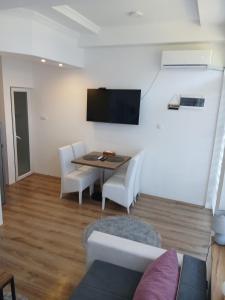 Μια τηλεόραση ή/και κέντρο ψυχαγωγίας στο Apartman Mitic