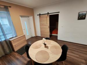 a dining room with a table and chairs in a room at Zo. Low Budget House in Bakonykoppány