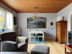 een woonkamer met een tafel en een kroonluchter bij 4 star holiday home in VISBY in Visby