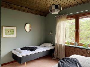 een slaapkamer met twee bedden en een raam bij 4 star holiday home in VISBY in Visby