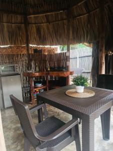 una mesa y sillas en una habitación en Kogui Aldea, en Palomino
