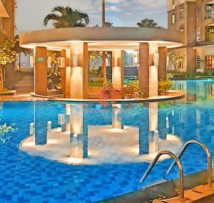 Bazén v ubytování Strategic 3BR Thamrin Residence nebo v jeho okolí