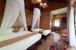 une chambre avec deux lits dans une pièce dans l'établissement Tam Coc Lion Kings Hotel & Resort Ninh Binh, à Ninh Binh