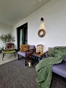 una sala de estar con un sofá y una silla en Self Check-in-Kostenfreier Parkplatz-Ruhig&Modern-Balkon, en Niedernberg