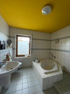 Koupelna v ubytování Ruhige Erdgeschosswohnung mit Parkplatz in Erfurt Südost