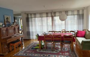 Posezení v ubytování Ruhige Erdgeschosswohnung mit Parkplatz in Erfurt Südost