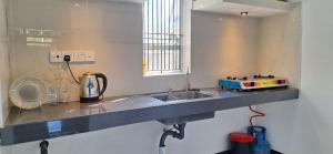 Kuchyň nebo kuchyňský kout v ubytování Corniche Villa and Rooms kattankudy