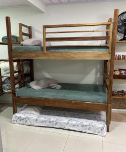 2 letti a castello posti sopra una camera di Rancho do Viajante Flat APARTAMENTO A a Castro