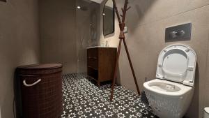 a bathroom with a toilet and a sink at סוויטה משפחתית מפנקת בראון 42 אילת in Eilat +11 photos