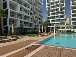 a swimming pool in front of a large building at סוויטה משפחתית מפנקת בראון 42 אילת in Eilat