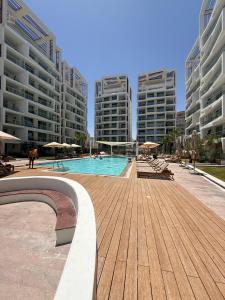 a swimming pool in a city with tall buildings at סוויטה משפחתית מפנקת בראון 42 אילת in Eilat