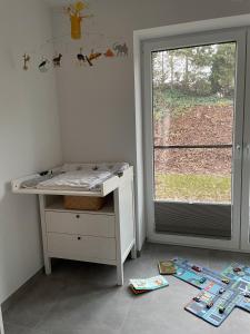 a childs room with a desk and a window at Strandbude Dangast in Dangast +10 photos