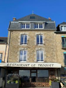 a brick building with a restaurant le roastery at Cancale, vue mer, accès direct sur la baie du Mont-Saint-Michel in Cancale