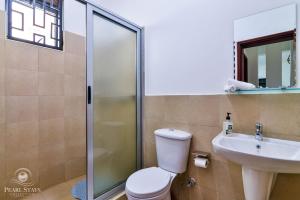 Koupelna v ubytování Marina Haven - Cozy 3BR Family Stay by Lake Victoria -Entebbe