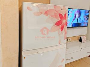 Μια τηλεόραση ή/και κέντρο ψυχαγωγίας στο Cozy 2BR Bassura Apt pool WI-FI Netflix