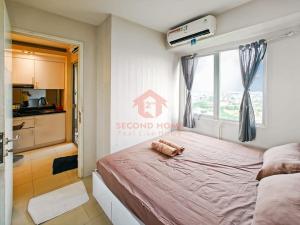 Ένα ή περισσότερα κρεβάτια σε δωμάτιο στο Cozy 2BR Bassura Apt pool WI-FI Netflix