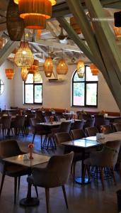 een eetkamer met tafels, stoelen en lampen bij Real Love Villas in Sakarya