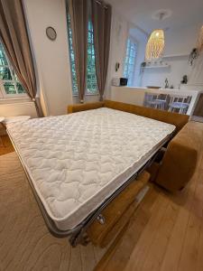 Postel nebo postele na pokoji v ubytování Château de Napoléon + 4 fotografie