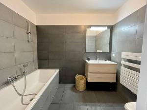 Ένα μπάνιο στο Port de Bonifacio