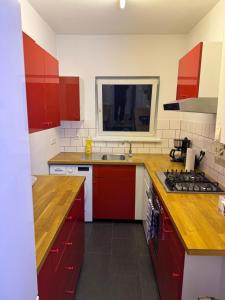 Kuchyň nebo kuchyňský kout v ubytování CJ Apartment