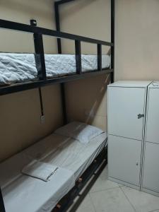een kamer met 2 stapelbedden en een koelkast bij O Plácido Arte Hostel in Belém