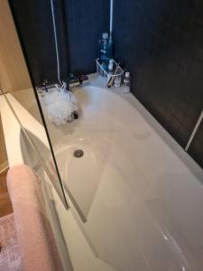 La salle de bains est pourvue d'une baignoire et d'un lavabo. dans l'établissement Andreas Westfield Retreat 7 Lakes Country Park, à Crowle