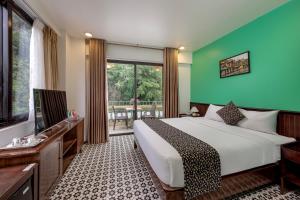 Postel nebo postele na pokoji v ubytování Tam Coc Lion Kings Hotel & Resort Ninh Binh