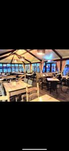 un restaurant avec des tables et des chaises dans une salle dans l'établissement Andreas Westfield Retreat 7 Lakes Country Park, à Crowle