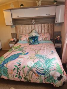 - une chambre avec un lit et une couette rose dans l'établissement Andreas Westfield Retreat 7 Lakes Country Park, à Crowle