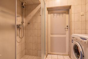um banheiro com chuveiro e máquina de lavar em Old Town - Best Location Apartment em Taline