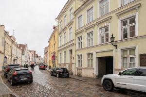 uma rua de calçada com carros estacionados ao lado de um edifício em Old Town - Best Location Apartment em Taline