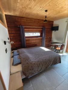 ein Schlafzimmer mit einem Bett und einem Tisch in einem Zimmer in der Unterkunft Studio Sainte Marie in Lanslebourg-Mont-Cenis