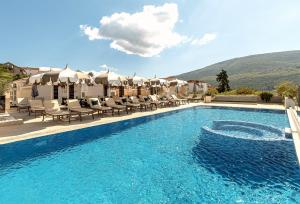 Bazén v ubytování Sun Village Aparthotel nebo v jeho okolí