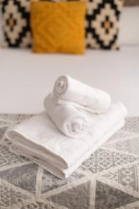Una pila de toallas sobre una mesa en Estudio Centro de Sevilla, en Sevilla