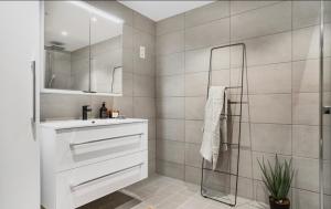 Et badeværelse på Modern apartment nearby Fjellheisen