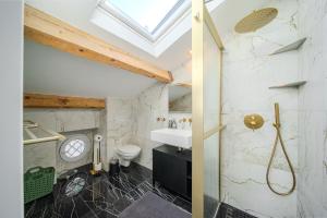 ein Badezimmer mit Waschbecken und Toilette in der Unterkunft Appartement Original cœur de ville -AC- in Nizza + 27 Fotos