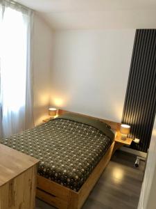 Postel nebo postele na pokoji v ubytování ARCHÉA RESIDENCE Appartment Cozy ROISSY CDG ASTERIX PARIS EXPO