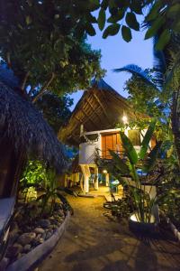 Un complejo turístico con un edificio con árboles y plantas. en Bambú Ecocabañas, en San Agustinillo