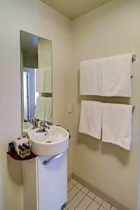 Ένα μπάνιο στο 1 Hotel Room, 10 Waterloo Quadrant, Auckland Central