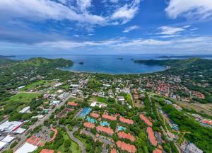 ココにあるCasa Luz 2br Resort Condo Pacfico 4 Guestsの都市と水域の空中写真